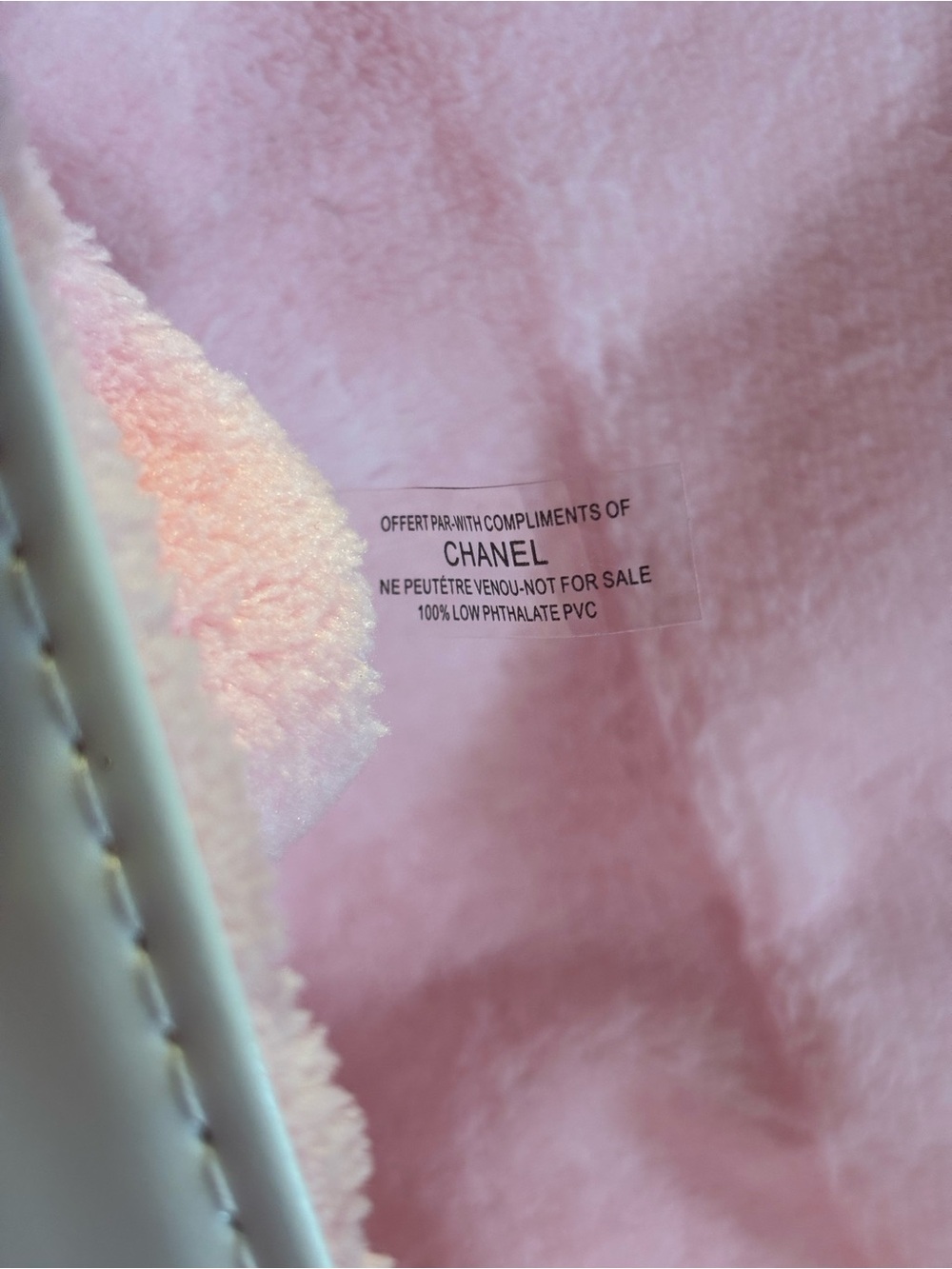 White BEAUTE Crossbody Makeup Bag with Pink Texture CC Logo - Picture 2 of 7